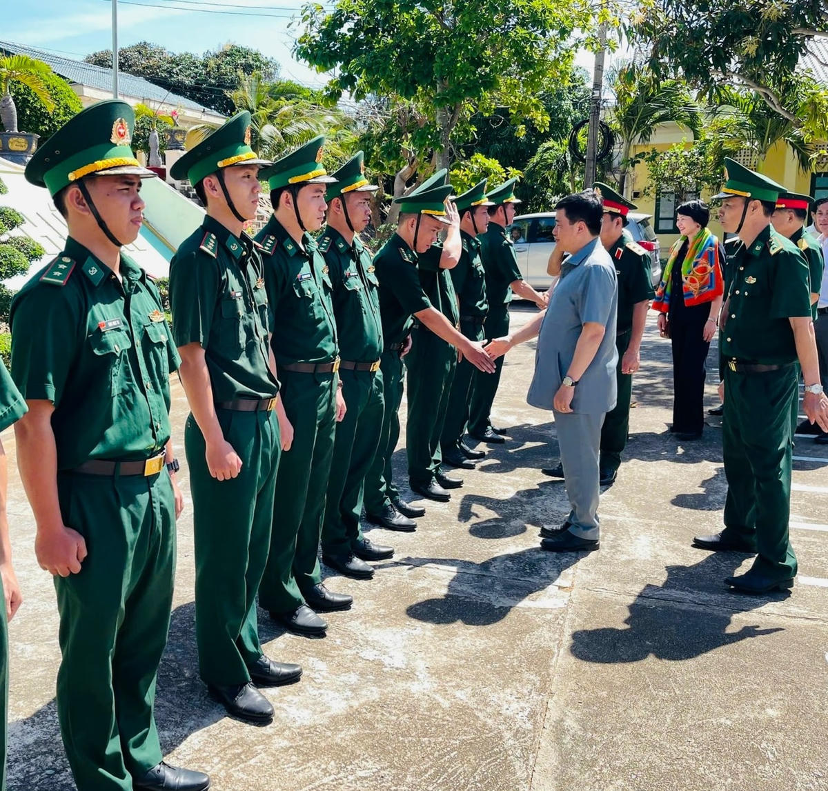 Ông Y Thanh Hà Niê Kđăm, Bí thư Tỉnh ủy đến thăm, chúc Tết Đòn Biên phòng Cửa khẩu cảng Phú Quý. (CTV)

