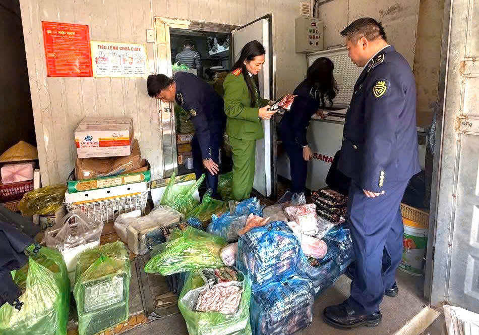 Lực lượng chức năng kiểm tra số hàng hóa không rõ nguồn gốc. Ảnh: CATH