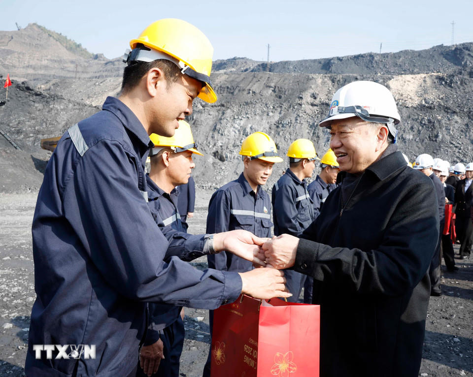 Tổng Bí thư Tô Lâm, Thủ tướng Phạm Minh Chính thăm, chúc Tết, tặng quà cán bộ, công nhân trực tiếp sản xuất tại Công ty Cổ phần Than Đèo Nai-\Cọc Sáu, Tập đoàn Công nghiệp Than và Khoáng sản Việt Nam, tại tỉnh Quảng Ninh. (Ảnh: Thống Nhất/TTXVN)