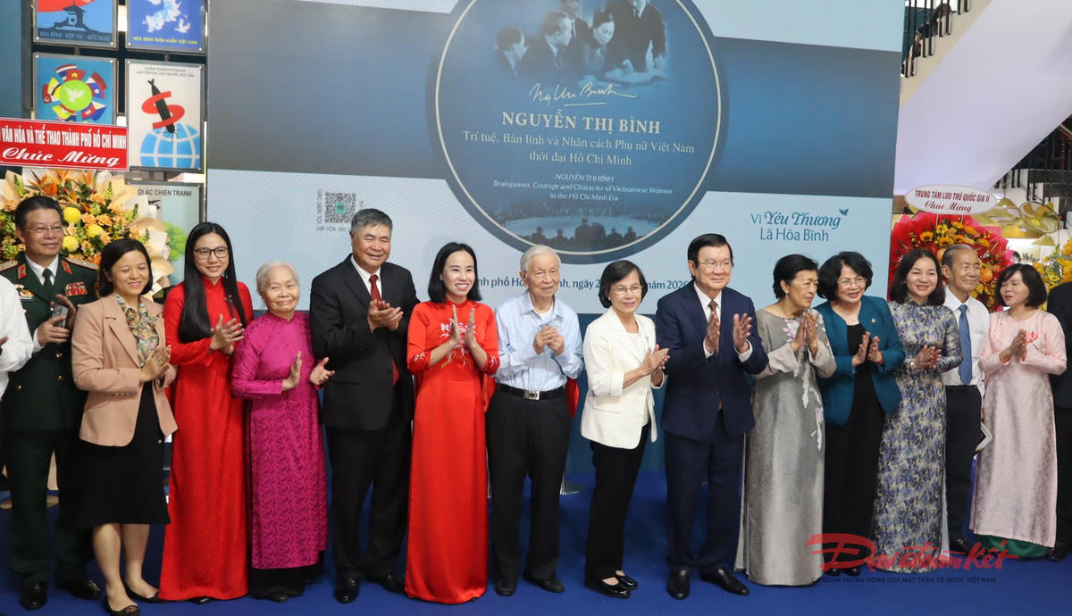 Các đại biểu chụp ảnh lưu niệm tại lễ khai mạc trưng bày. Ảnh: Hồng Phúc.