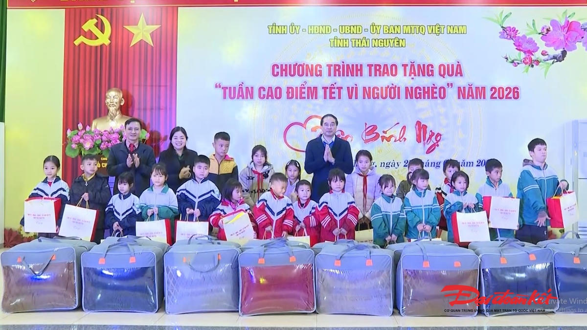 Bí thư Tỉnh ủy Thái Nguyên Trịnh Xuân Trường trao quà cho trẻ em có hoàn cảnh khó khăn tại xã Văn Lăng. Ảnh: Toán Nguyễn.