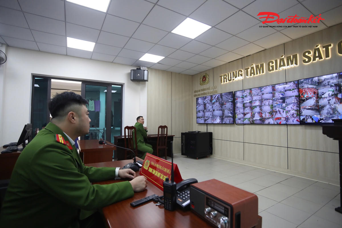 Là một trong hai phường được Công an thành phố Hà Nội lựa chọn thí điểm xây dựng Trung tâm giám sát camera, Công an phường Ô Chợ Dừa đã và đang cho thấy hiệu quả rõ nét trong công tác bảo đảm an ninh, trật tự, đặc biệt là xử lý hai “điểm nghẽn” kéo dài nhiều năm qua là trật tự đô thị và vệ sinh môi trường.