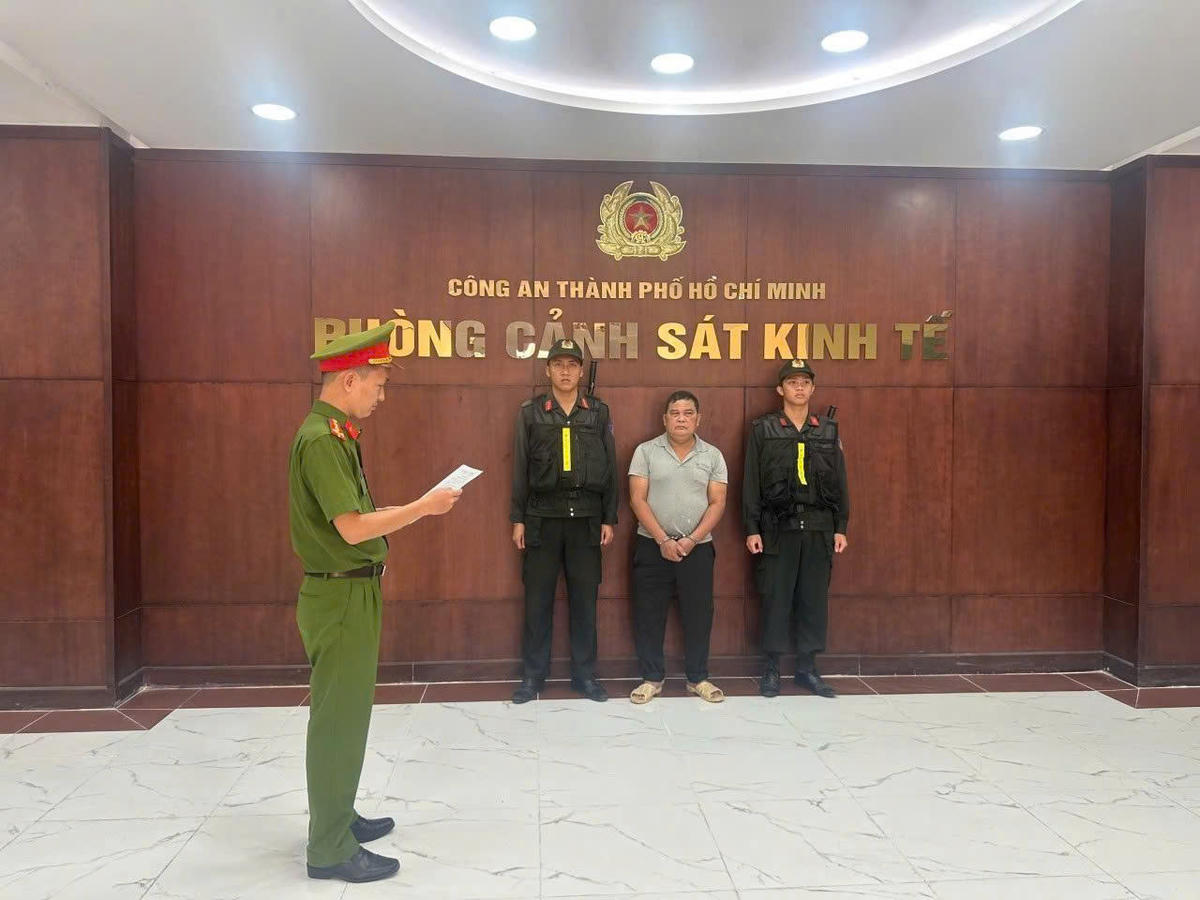 Công an TP Hồ Chí Minh bắt giữ chủ cơ sở vi phạm. Ảnh: CA.