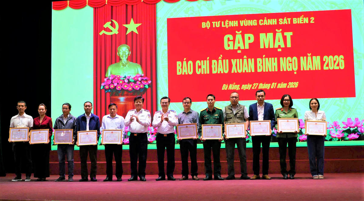 Bộ Tư lệnh Vùng Cảnh sát biển 2&nbsp;giấy khen cho 13 tập thể cơ quan báo chí. Ảnh: Chí Đại.