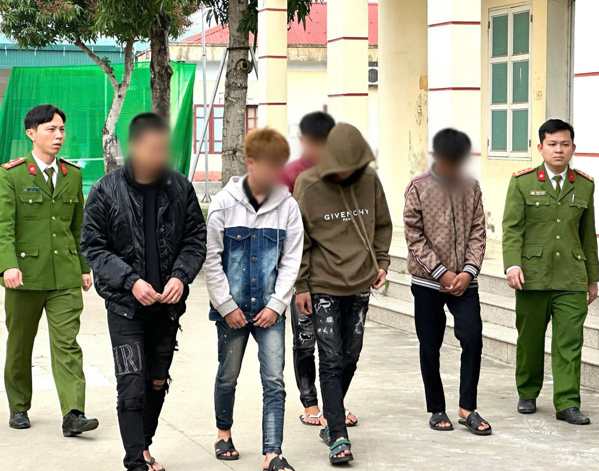 Nhóm thanh thiếu niên tham gia trộm cắp bị Công an bắt giữ. Ảnh: CATH