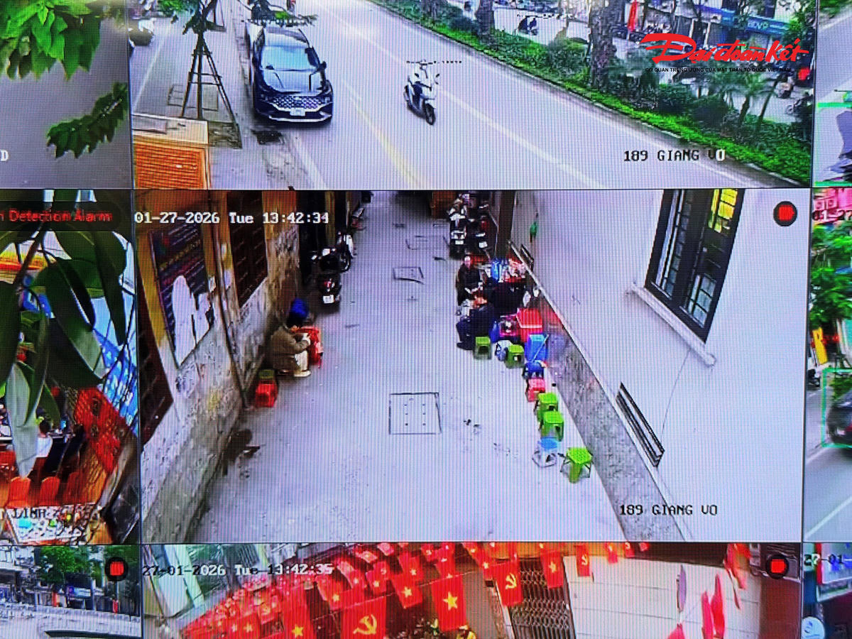 Do đó, với quyết tâm nâng cao hiệu quả quản lý, Công an phường Ô Chợ Dừa đã triển khai xây dựng hệ thống camera đồng bộ, đồng thời vận động sự tham gia, đóng góp của các cơ quan, đơn vị, hộ kinh doanh mặt phố và khu dân cư trên địa bàn. 