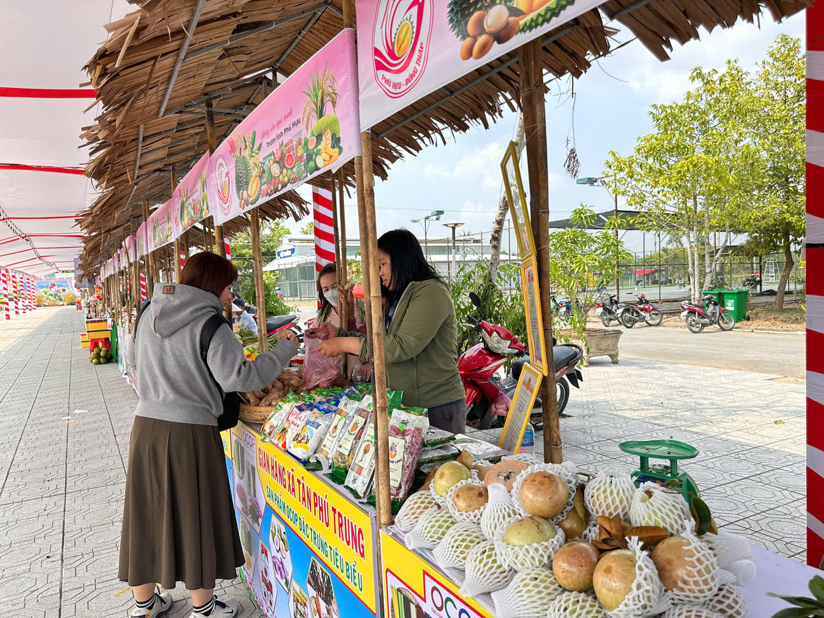 Du khách mua sắm tại Lễ hội Nông sản Phú Hựu lần thứ I năm 2026. Ảnh: Trung Ngãi.