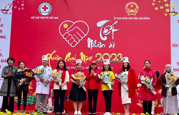 Trao bảng ghi nhận tấm lòng vàng và tặng hoa cho các tập thể, cá nhân đóng góp tích cực cho Hội chợ Tết Nhân ái 2023 tại Lâm Đồng.(ảnh CVT)