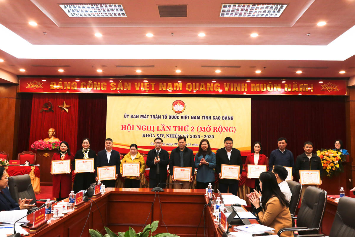 Lãnh đạo Ủy ban MTTQ Việt Nam tỉnh Cao Bằng trao bằng khen các tập thể, cá nhân có thành tích tốt trong công tác Mặt trận. Ảnh: Hân Nguyễn.