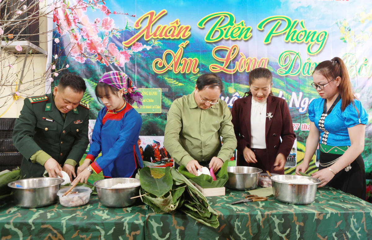 Lãnh đạo tỉnh Lai Châu tham gia gói bánh chưng cùng bà con. Ảnh: Thu Thủy.