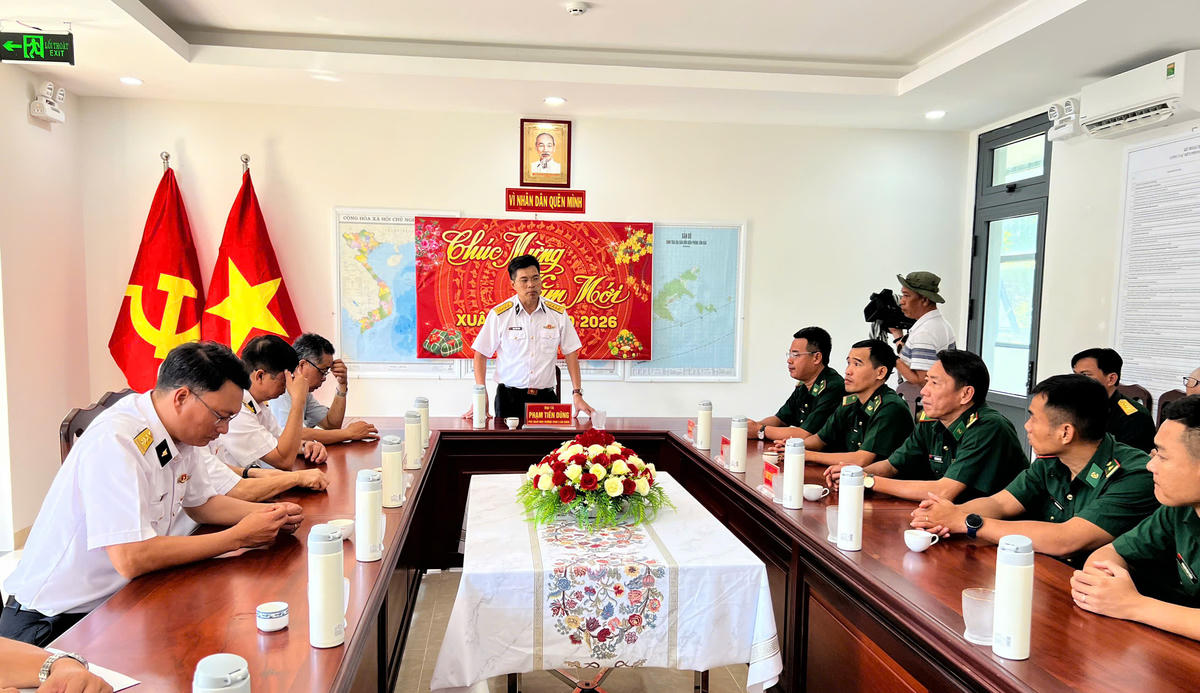 Đoàn công tác thăm chúc tết, tặng quà tại nhiều đơn vị ở đặc khu Côn Đảo. Ảnh: Đ.X.