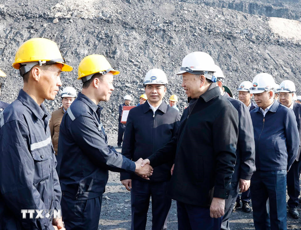 Tổng Bí thư Tô Lâm, Thủ tướng Phạm Minh Chính thăm, chúc Tết, tặng quà cán bộ, công nhân trực tiếp sản xuất tại Công ty Cổ phần Than Đèo Nai-Cọc Sáu, Tập đoàn Công nghiệp Than và Khoáng sản Việt Nam, tại tỉnh Quảng Ninh. (Ảnh: Thống Nhất/TTXVN)