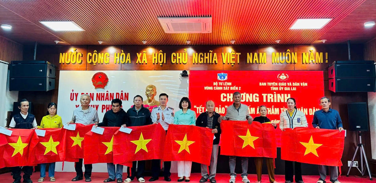 Đoàn công tác của Bộ Tư lệnh Vùng Cảnh sát biển 2, Ban Tuyên giáo và dân và Dân vận Tỉnh ủy Gia Lai trao quà và cờ Tổ quốc tặng gia đình chính sách, hộ nghèo xã Tuy Phước. Ảnh: CV.