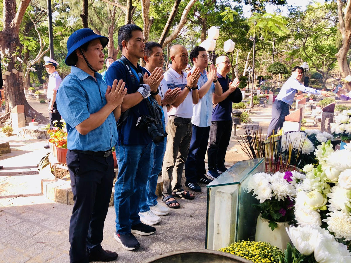Đoàn công tác dâng hương viếng các anh hùng liệt sỹ tại đặc khu Côn Đảo. Ảnh: Đ.X.