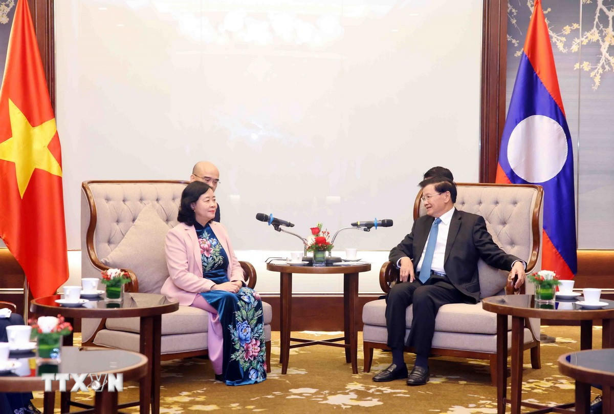 Chủ tịch UBTƯ MTTQ Việt Nam Bùi Thị Minh Hoài với Tổng Bí thư, Chủ tịch nước Lào Thongloun Sisoulith. Ảnh: Phạm Kiên/TTXVN.