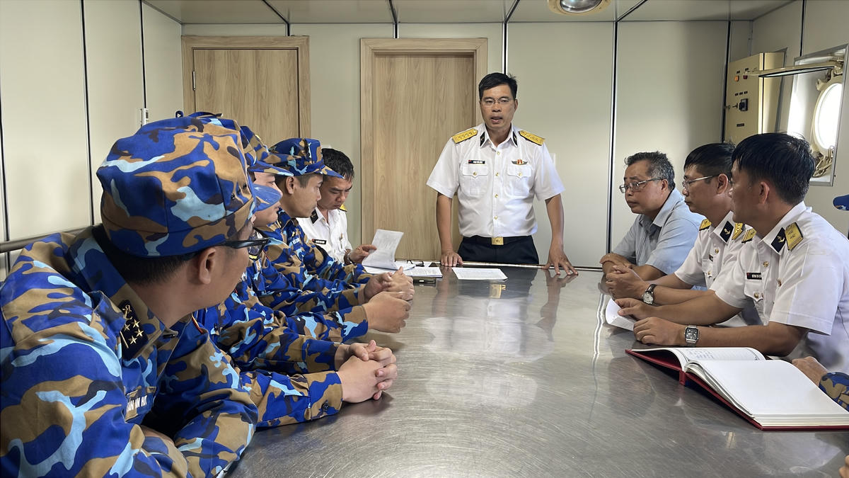 Đại tá Phạm Tiến Dũng, Phó Tham mưu trưởng Bộ Tư lệnh Vùng 2 Hải quân phát biểu tại buổi gặp gỡ. Ảnh: Đ.Xá.&nbsp;