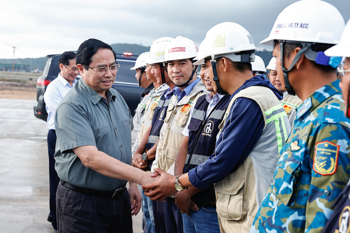 Thủ tướng Phạm Minh Chính kiểm tra các công trình, dự án trọng điểm của Phú Quốc phục vụ APEC 2027- Cảng hàng không quốc tế Phú Quốc. - Ảnh: VGP/Nhật Bắc