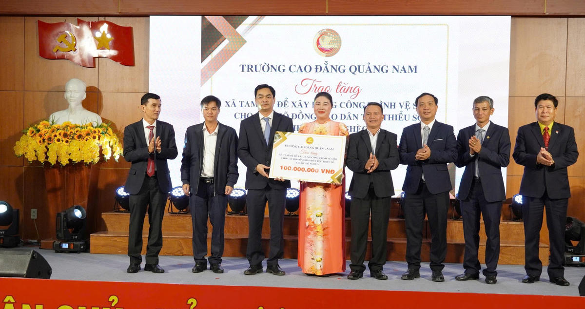 Trường Cao đẳng Quảng Nam trao tặng 100 triệu đồng x&acirc;y dựng c&ocirc;ng tr&igrave;nh cho đồng b&agrave;o d&acirc;n tộc thiểu số. Ảnh: Nguyễn T&iacute;n.