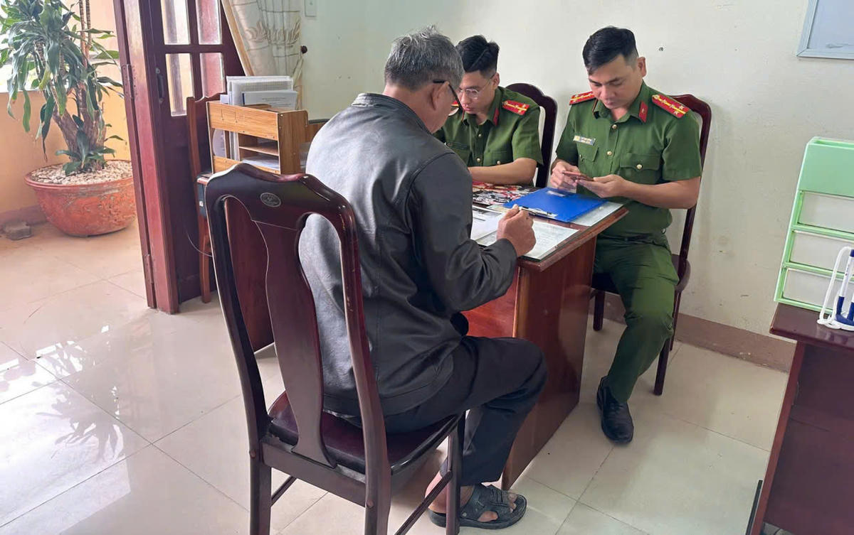 Lực lượng Công an làm việc với ông D.A.V. Ảnh: CV.