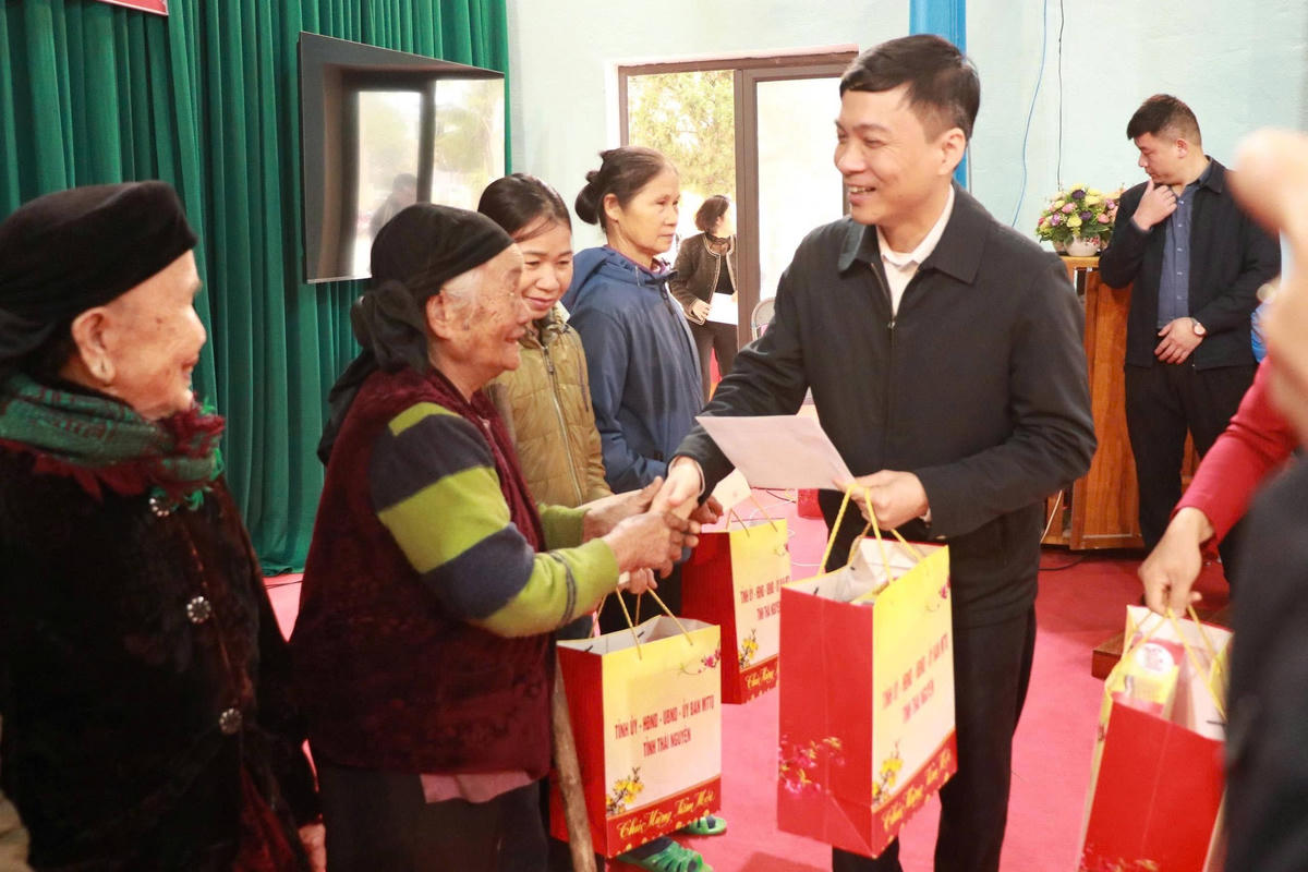 Ông Ngô Xuân Tình trao quà Tết cho người dân nghèo xã Tràng Xá. Ảnh: MTTQ Thái Nguyên.