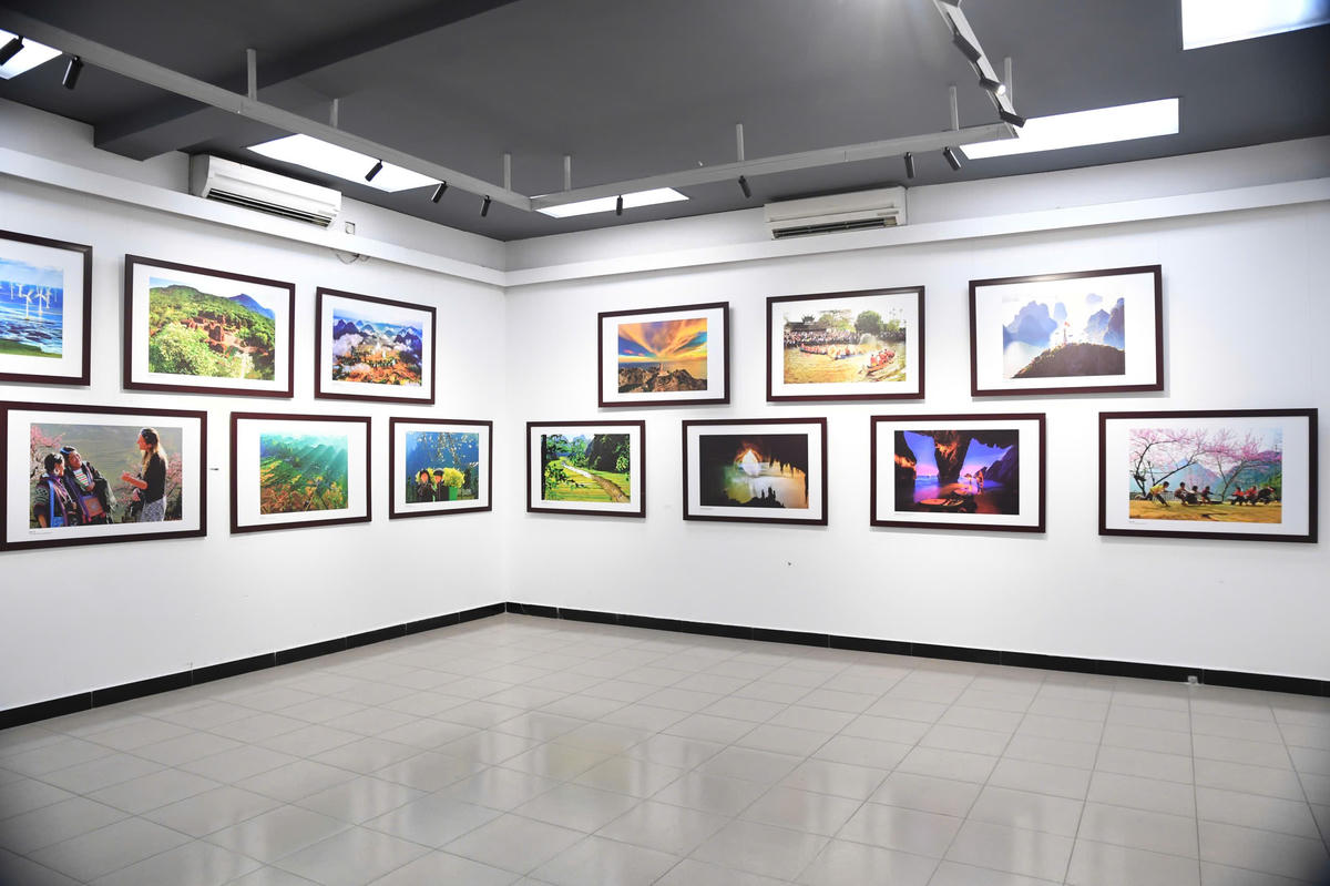 Triển lãm trưng bày 100 bức ảnh của các nhà nhiếp ảnh Việt Nam được sáng tác trong thời gian gần đây. Ảnh: Phạm Sỹ.