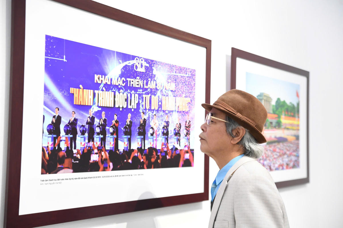 Triển lãm thu hút sự quan tâm đặc biệt của công chúng. Ảnh: Phạm Sỹ.