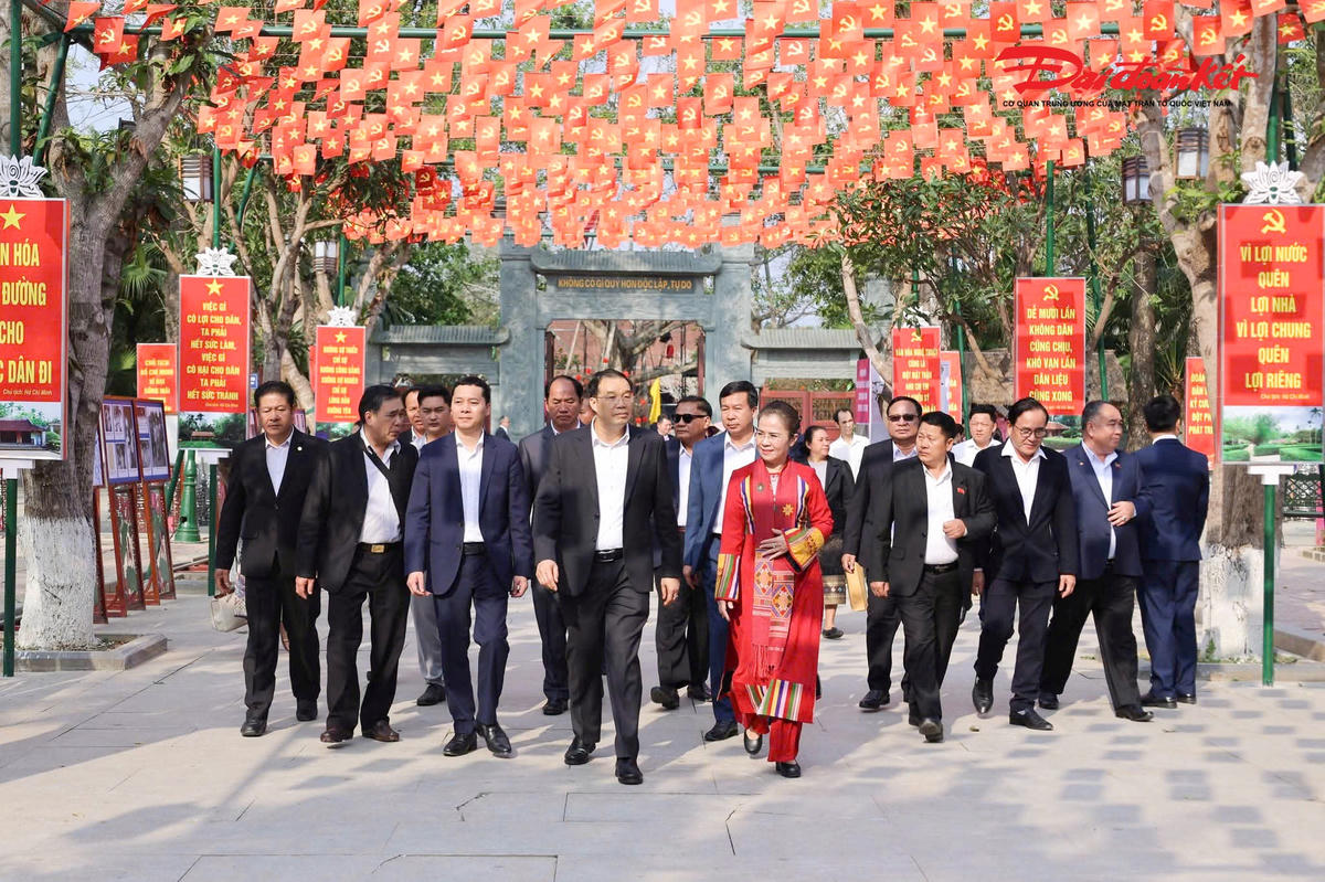 Các đại biểu&nbsp;Hội nghị quốc tế Biên giới Việt Nam – Lào đã đến thăm và dâng hương tại Khu di tích tưởng niệm Chủ tịch Hồ Chí Minh, xã Kim Liên, tỉnh Nghệ An. Ảnh: MT