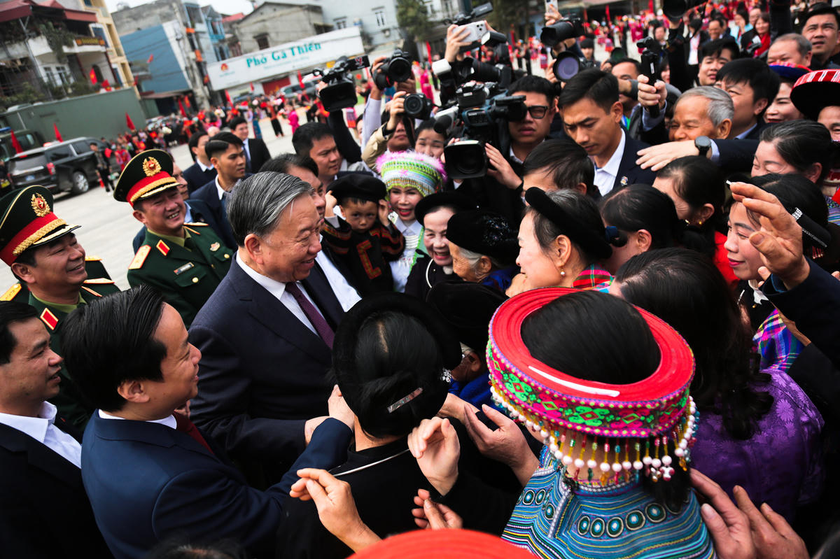 Bà con nhân dân chào đón Tổng Bí thư Tô Lâm&nbsp;nồng nhiệt. Ảnh: Hân Nguyễn.