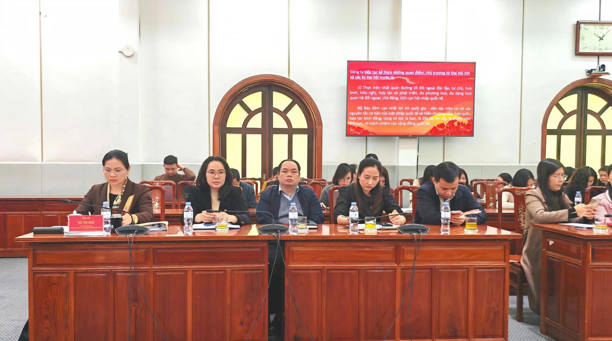 Bà Hà Thị Nga, Uỷ viên Trung ương Đảng, Phó Bí thư thường trực Đảng uỷ MTTQ, các đoàn thể Trung ương, Phó Chủ tịch- Tổng thư ký UBTƯ MTTQ Việt Nam dự tại điểm cầu Cơ quan UBTƯ MTTQ Việt Nam. 