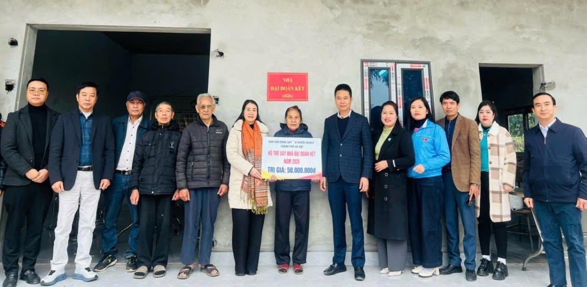 Lãnh đạo xã Phú Xuyên trao&nbsp;kinh phí hỗ trợ xây dựng nhà Đại đoàn kết cho hộ gia đình có hoàn cảnh khó khăn trên địa bàn xã .Ảnh: T.L