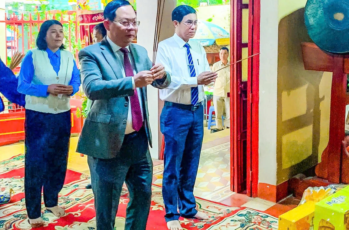 Lãnh đạo phường Nha Trang dâng hương tưởng nhớ Đức Hưng Đạo Đại Vương. (ảnh X.H)