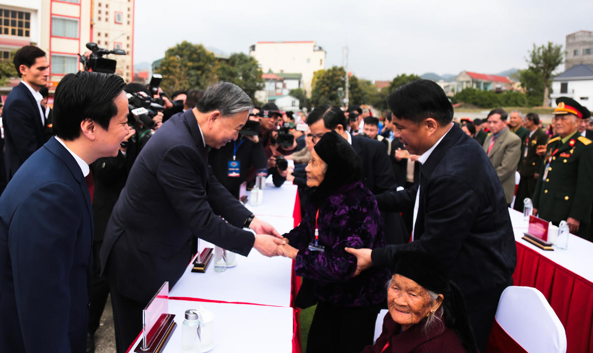 Tổng Bí thư Tô Lâm gửi lời hỏi thăm ân cần đến các Mẹ Việt Nam anh hùng. Ảnh: Hân Nguyễn.