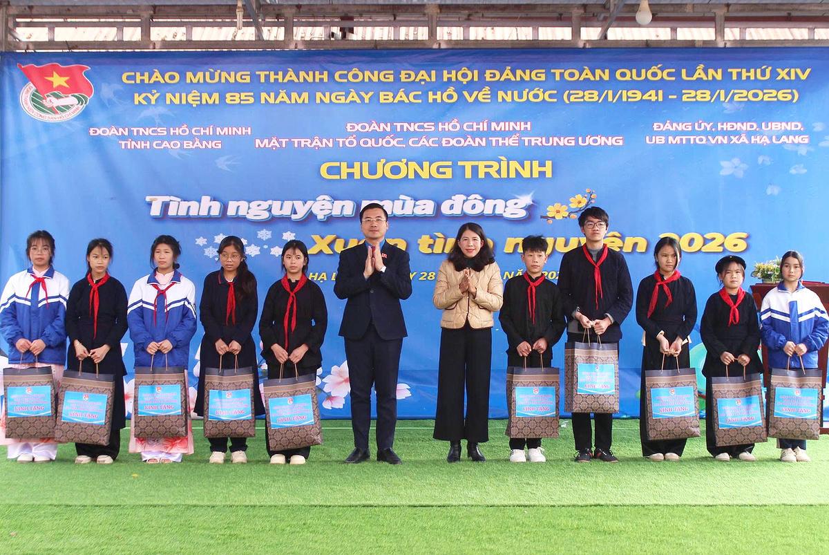 Bí thư Đoàn Thanh niên MTTQ, các đoàn thể Trung ương Nguyễn Nhất Linh trao quà cho các em học sinh xã Hạ Lang, tỉnh Cao Bằng.