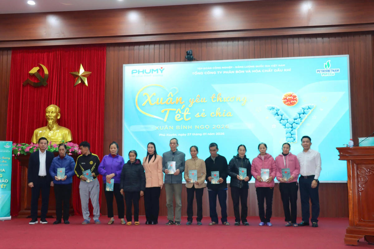 Trao tặng quà cho những người dân có hoàn cảnh khó khăn. Ảnh: T.L. 