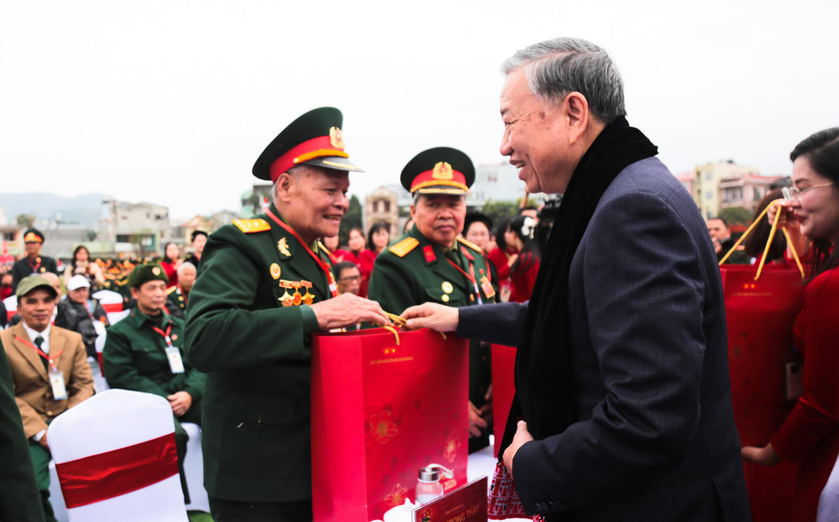 Sau khi có bài phát biểu, trò chuyện với nhân dân các dân tộc tỉnh Cao Bằng, Tổng Bí thư Tô Lâm tặng quà Tết cho các Mẹ Việt Nam anh hùng, Cựu chiến binh. Ảnh: Hân Nguyễn.