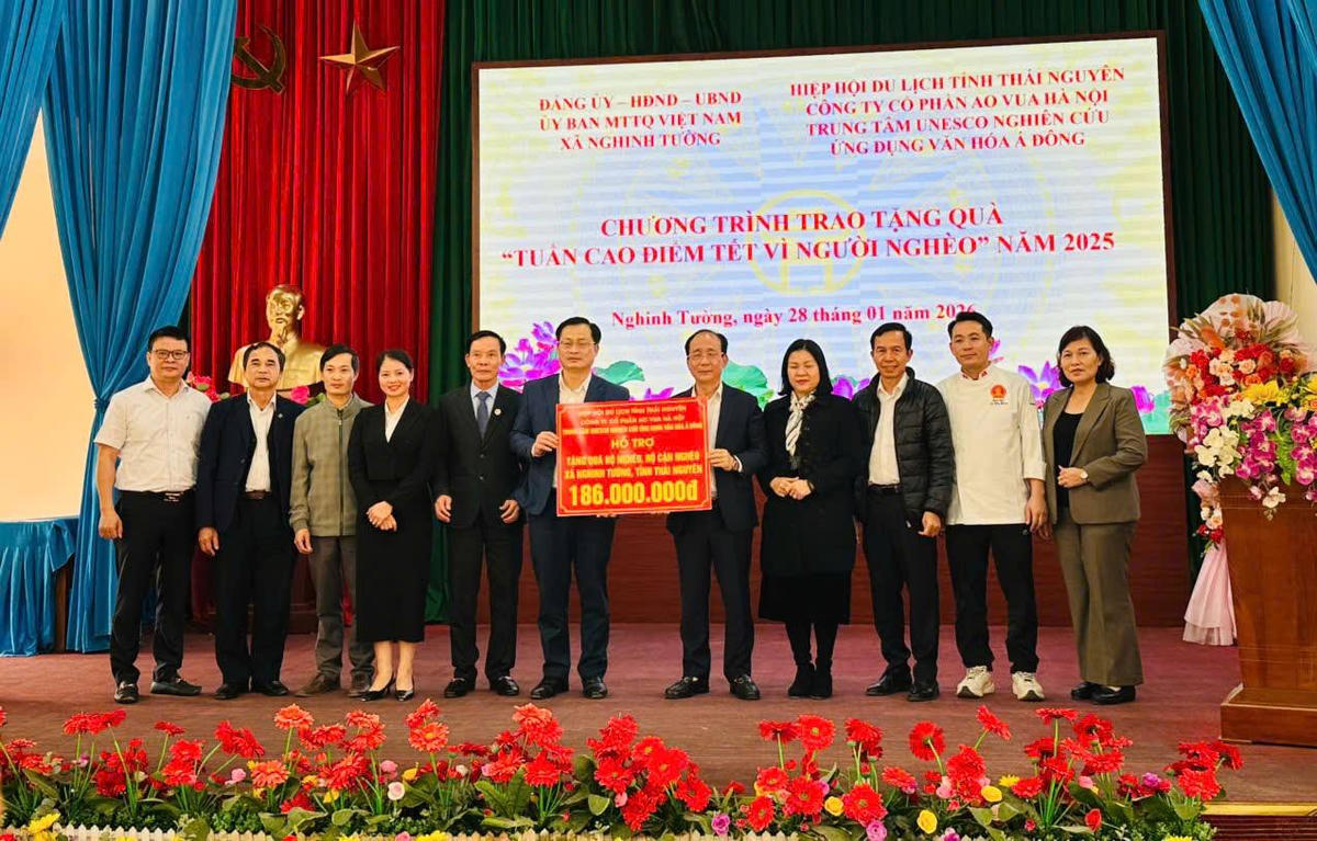 Ủy ban MTTQ Việt Nam tỉnh Thái Nguyên phối hợp với Hiệp hội Du lịch tỉnh Thái Nguyên trao quà Tết tại xã Nghinh Tường. Ảnh: MTTQ Thái Nguyên.