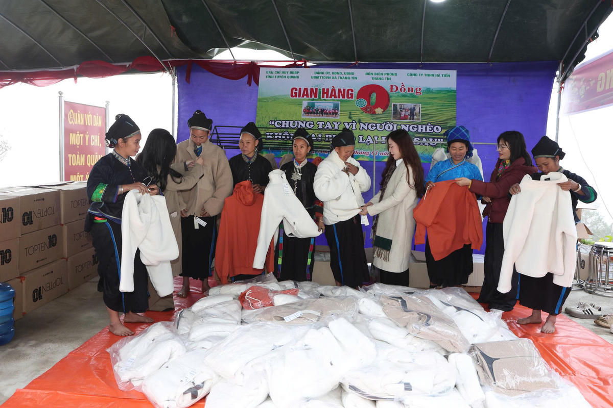 Các gian hàng "0 đồng" tại chương trình. Ảnh: L.T