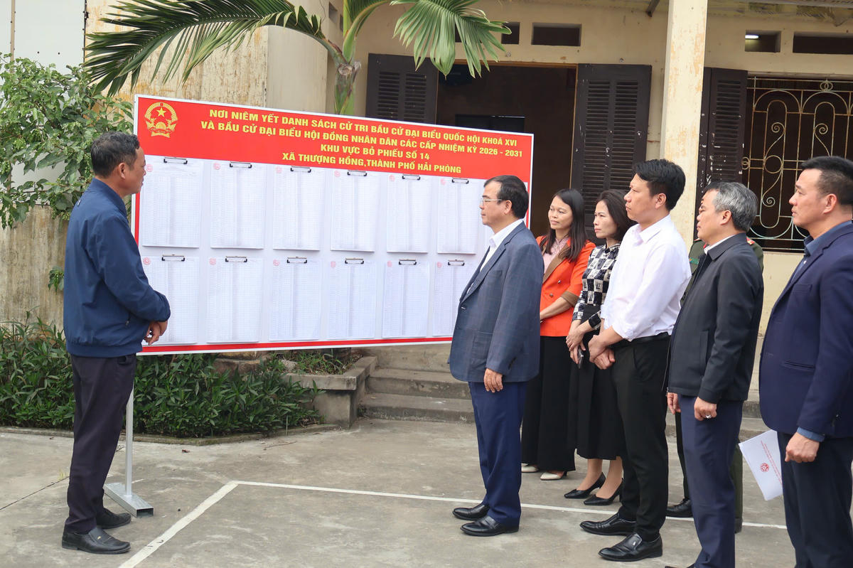 Ông Nguyễn Minh Hùng, Phó Chủ tịch UBND thành phố kiểm tra thực tế và chỉ đạo công tác chuẩn bị bầu cử đại biểu Quốc hội khóa XVI và đại biểu HĐND các cấp nhiệm kỳ 2026-2031 tại các xã: Yết Kiêu, Gia Lộc, Thượng Hồng và Bình Giang. Ảnh: NH.&nbsp;