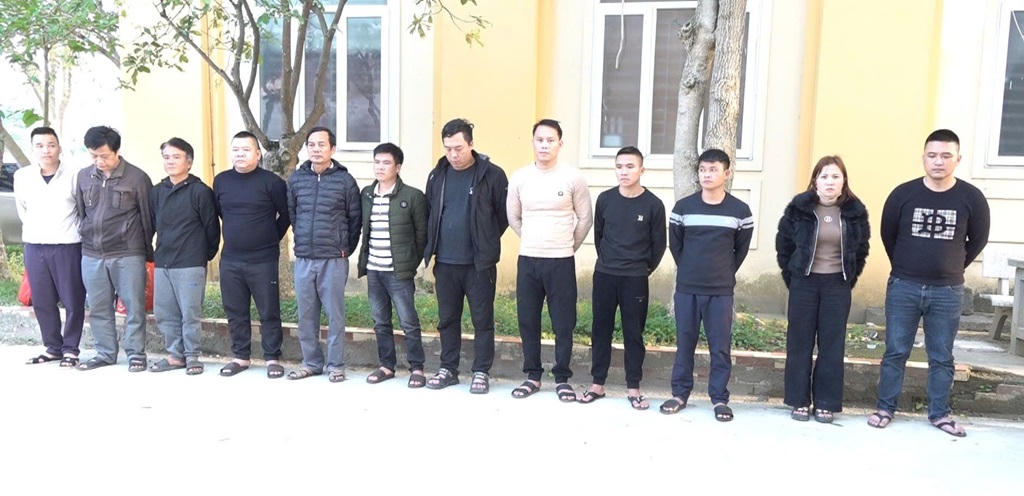 Nhóm đối tượng đánh bạc bị bắt giữ. Ảnh: Công an tỉnh Nghệ An
