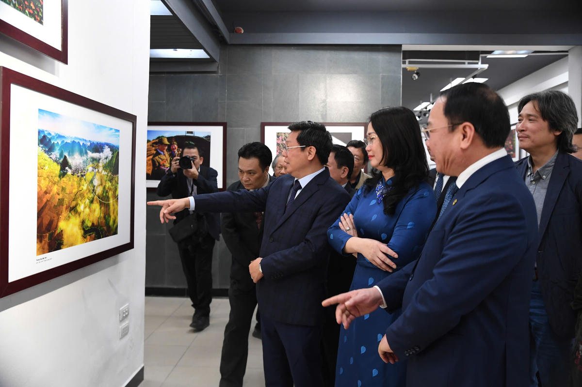 Các đại biểu tham quan không gian triển lãm. Ảnh: Phạm Sỹ.