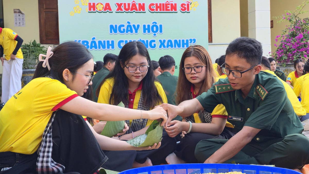 Bộ đội Biên phòng và đoàn viên, thanh niên gói bánh chưng trong "Ngày hội gói bánh chưng xanh" Xuân Bính Ngọ 2026. Ảnh: Nguyễn Danh.
