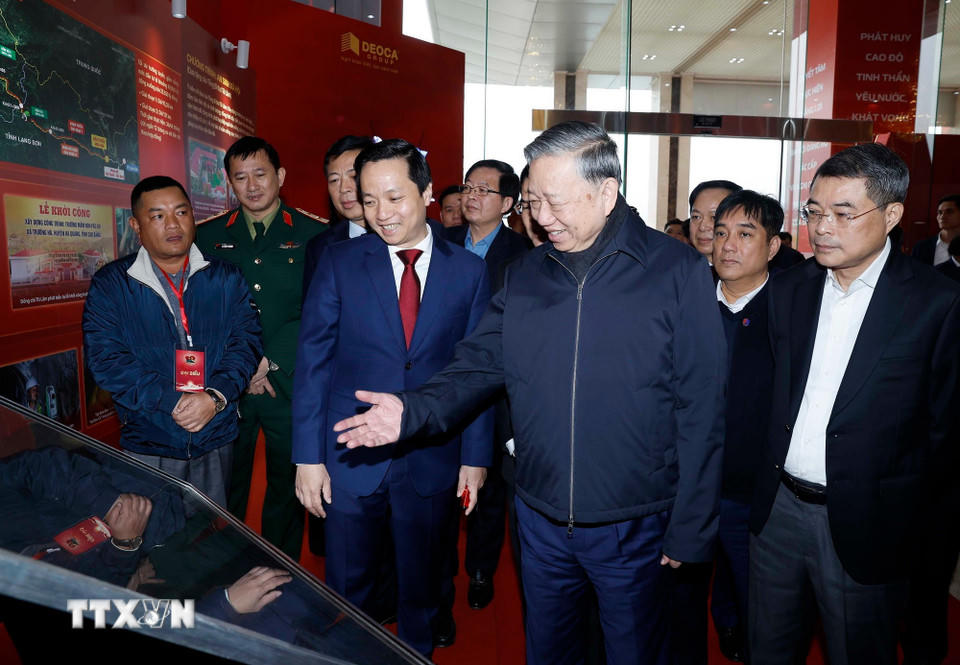 Tổng Bí thư Tô Lâm và các đại biểu tham quan không gian trưng bày ảnh về Ban Chấp hành Đảng bộ tỉnh Cao Bằng. (Ảnh: Thống Nhất/TTXVN).