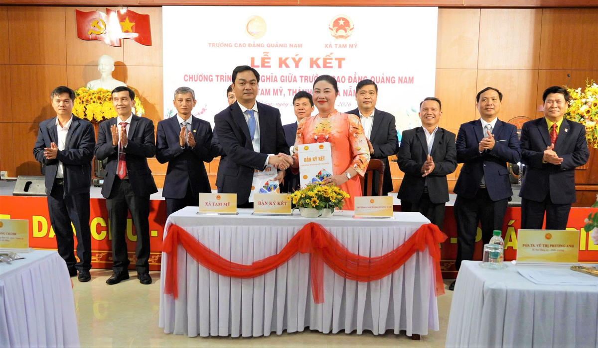 Trường Cao đẳng Quảng Nam v&agrave; Đảng ủy x&atilde; Tam Mỹ k&yacute; kết bi&ecirc;n bản hợp t&aacute;c kết nghĩa giữa hai đơn vị. Ảnh: Ch&iacute; Đại.