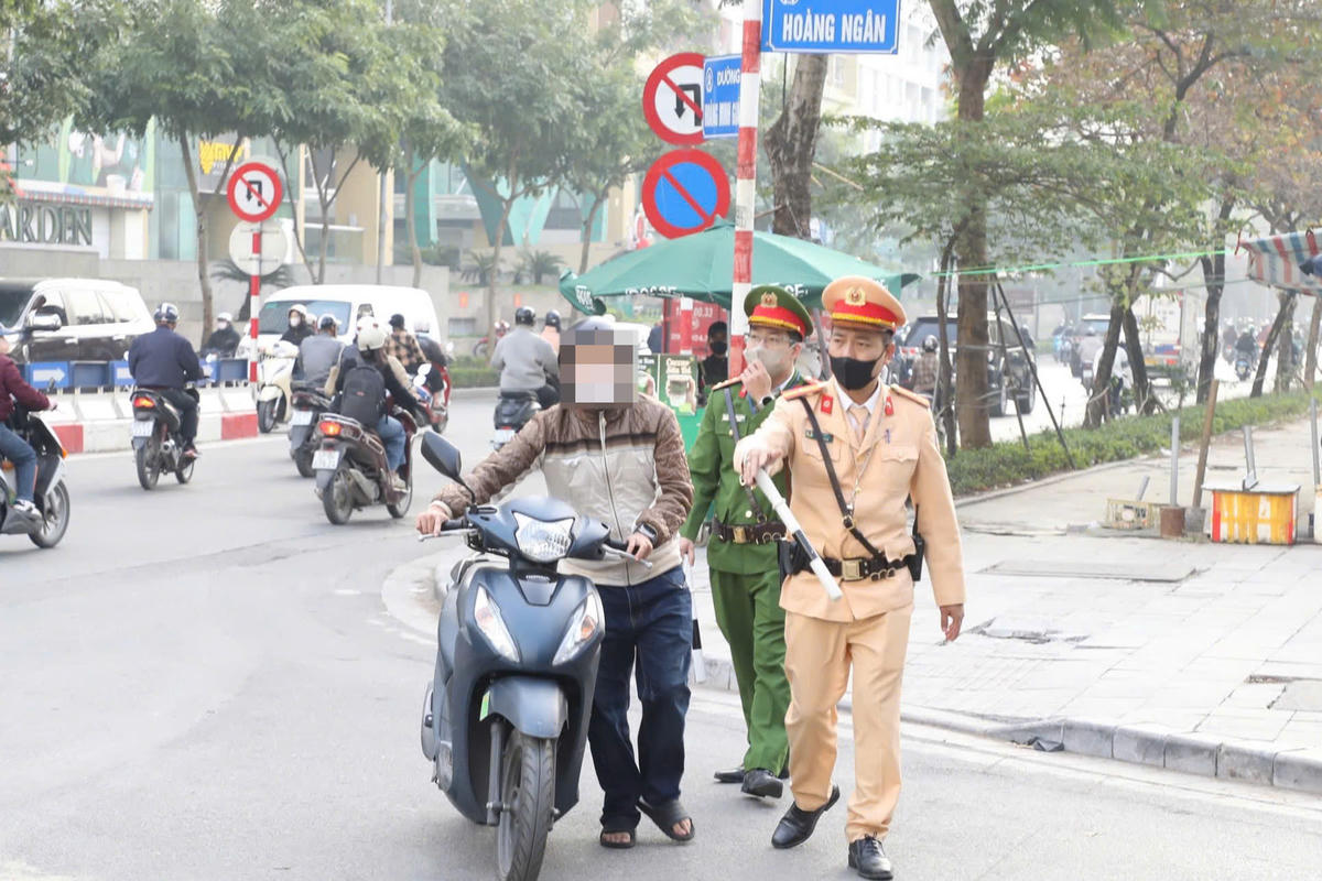 Phụ huynh chở con đi học vi phạm TTATGT bị CSGT phát hiện, xử lý.