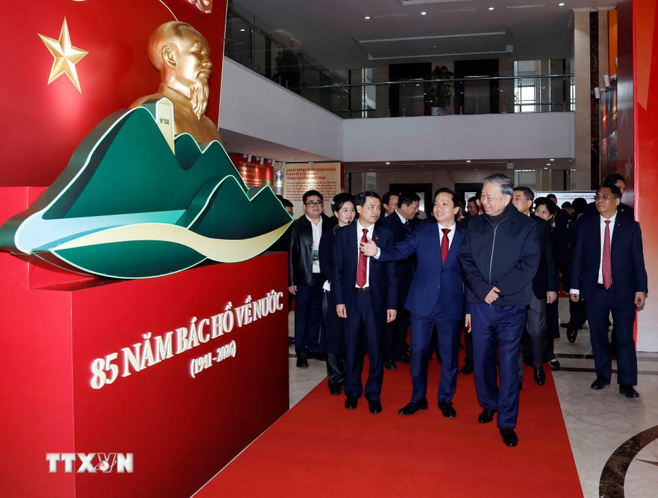 Tổng Bí thư Tô Lâm và các đại biểu tham quan không gian trưng bày ảnh về Ban Chấp hành Đảng bộ tỉnh Cao Bằng. (Ảnh: Thống Nhất/TTXVN).