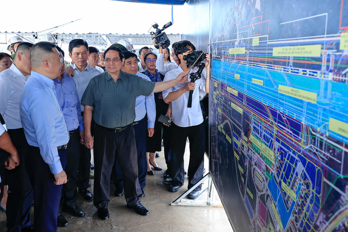 Kiểm tra dự án cảng hàng không quốc tế Phú Quốc, Thủ tướng Phạm Minh Chính chỉ đạo tỉnh tiến hành công tác giải phóng mặt bằng nhanh gọn với tầm nhìn xa hơn nữa, trên nguyên tắc đúng luật và vì dân - Ảnh: VGP/Nhật Bắc
