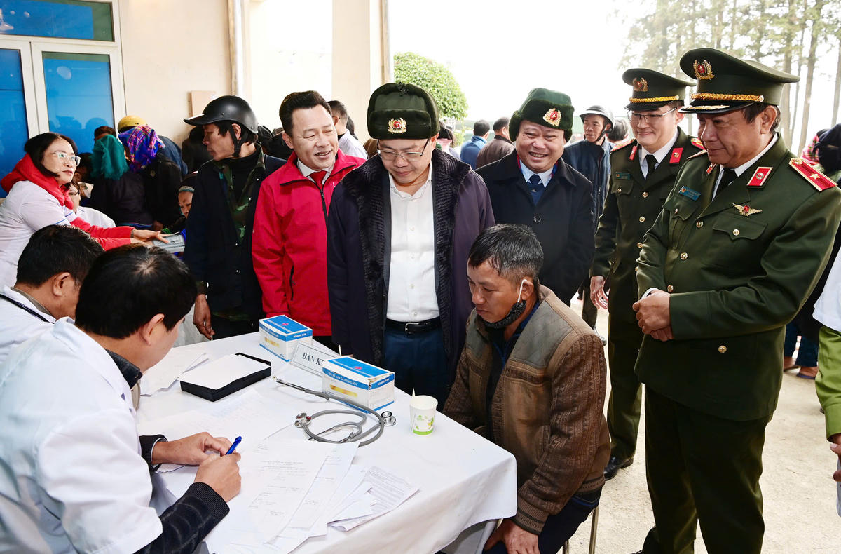 Lãnh đạo tỉnh Tuyên Quang&nbsp;tham quan nơi khám bệnh miễn phí tại chương trình. Ảnh: L.T