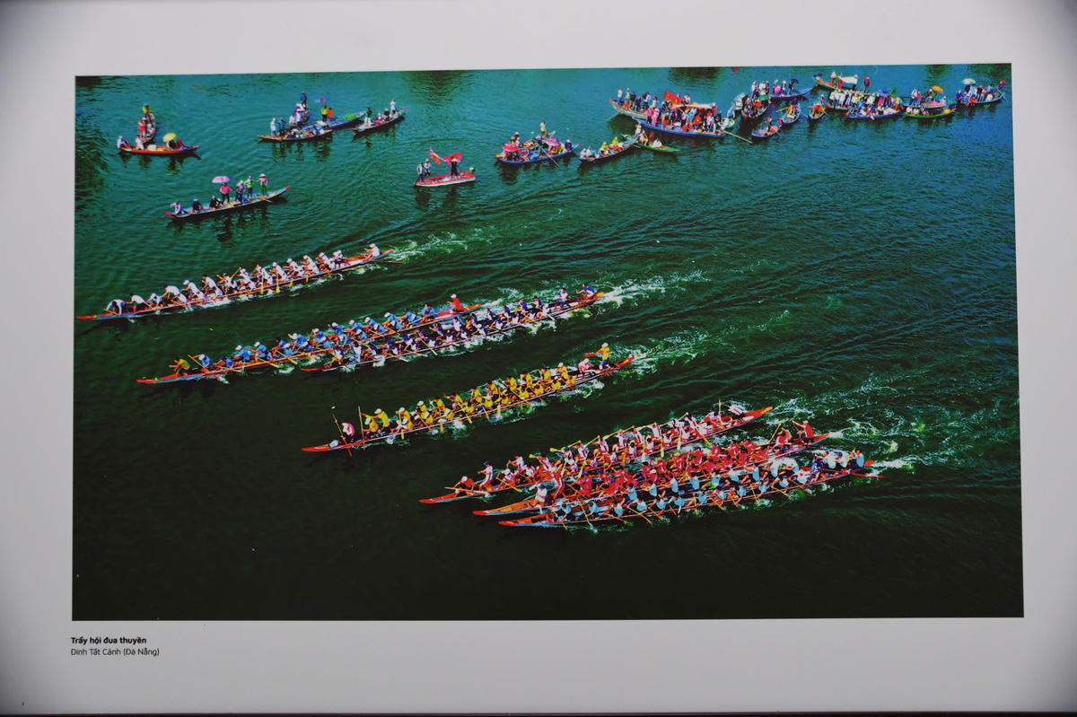 Tác phẩm "Hội đua thuyền" của nhiếp ảnh gia Đinh Tất Thành.