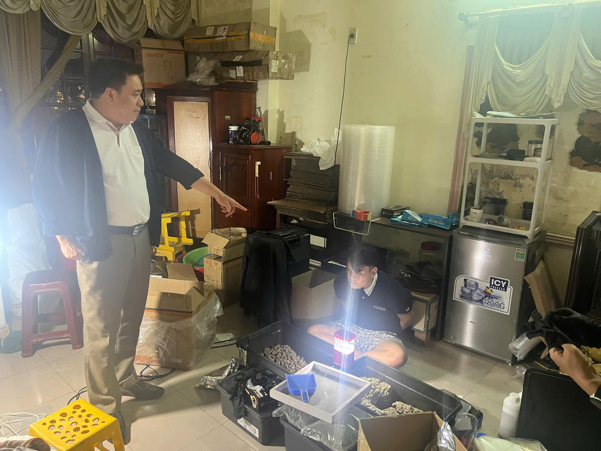 Lực lượng chức năng&nbsp; bắt đối tượng giữ Đỗ Hữu Duy. Ảnh: CV.