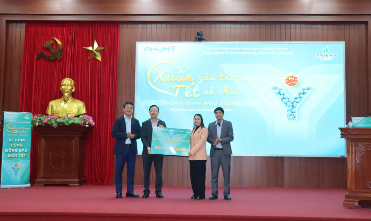 Uỷ ban MTTQ xã Phú Xuyên tiếp nhận quà từ Nhà tài trợ Ảnh: TL